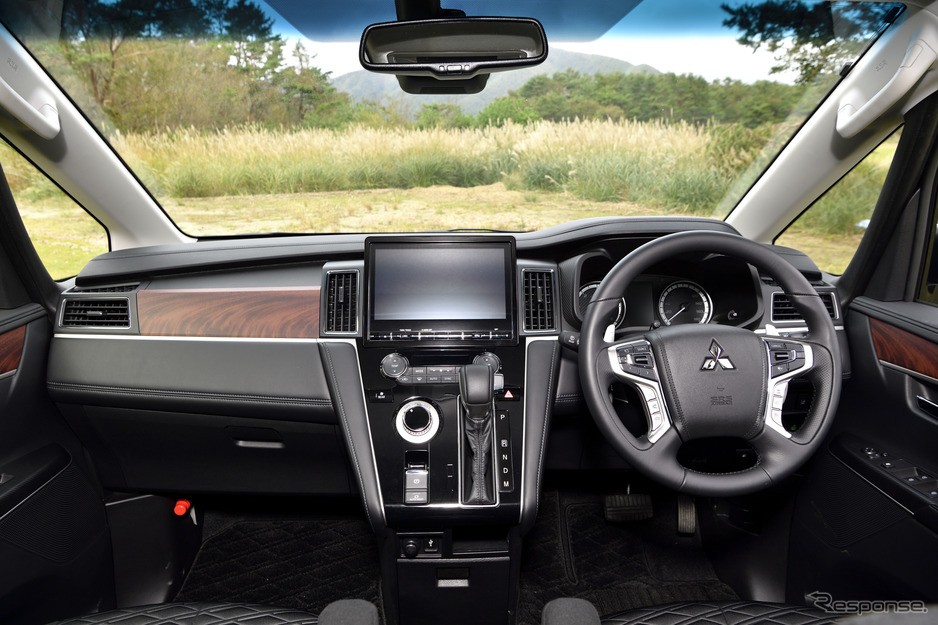 Nội thất bên trong Mitsubishi D:5 Delica