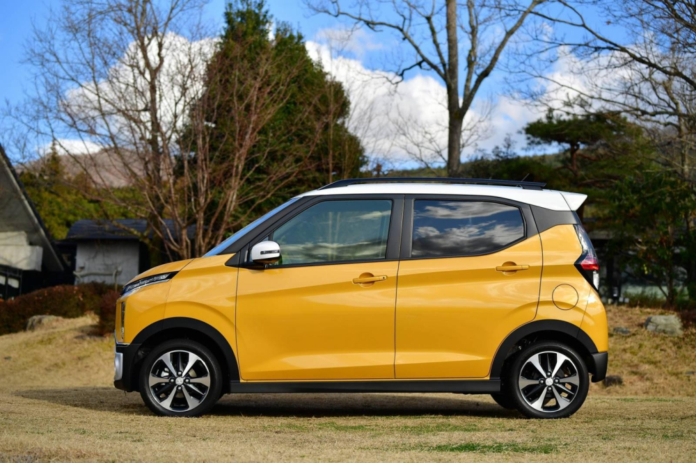 Mitsubishi eK Cross được trang bị c&aacute;c cột sơn m&agrave;u đen