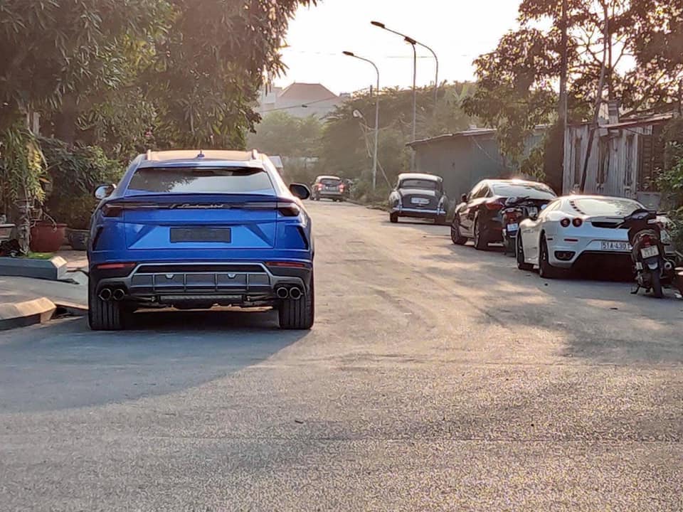 Ferrari F430 v&agrave; Lamborghini Urus m&agrave;u xanh