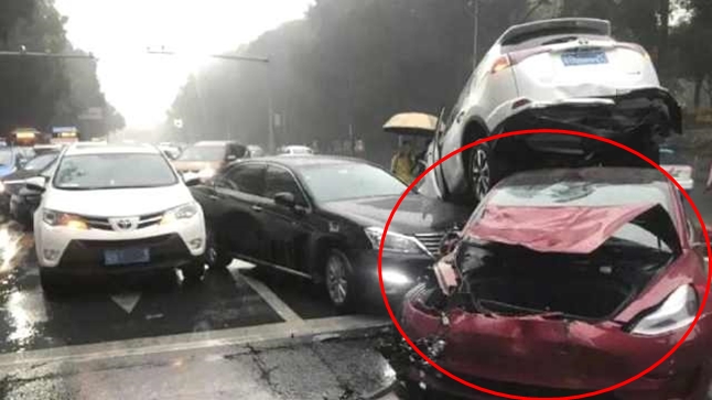 Hiện trường vụ tai nạn của 5 xe ô tô ngay ngã tư