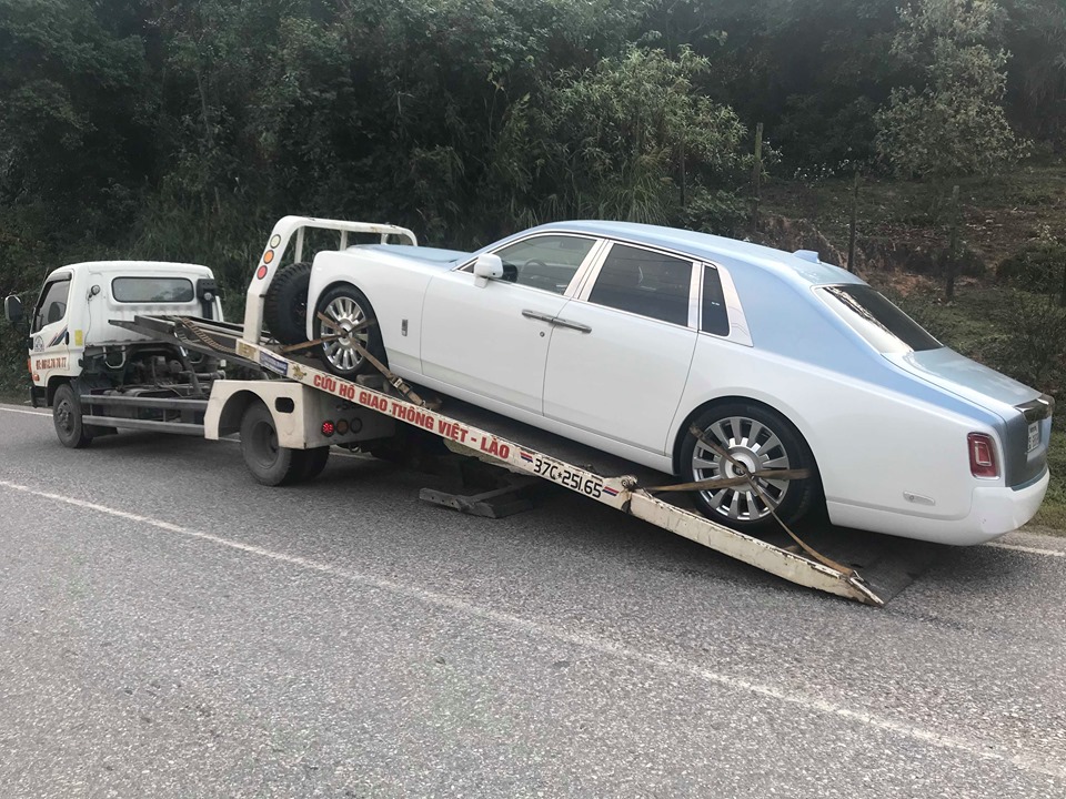 Chiếc xe si&ecirc;u sang Rolls-Royce Phantom thế hệ thứ 8 mang biển L&agrave;o mới c&oacute; mặt tại Việt Nam c&oacute; ngoại thất phối đến 3 t&ocirc;ng m&agrave;u ch&iacute;nh. Đầu ti&ecirc;n l&agrave; nửa th&acirc;n dưới của xe sơn m&agrave;u trắng. Ngo&agrave;i ra l&agrave; nắp cap&ocirc;, trần v&agrave; cốp khoang h&agrave;nh l&yacute; c&oacute; m&agrave;u xanh nhạt. Cuối c&ugrave;ng l&agrave; c&aacute;c chi tiết như lưới tản nhiệt v&agrave; viền hốc gi&oacute; trước l&agrave; m&agrave;u xanh dương.