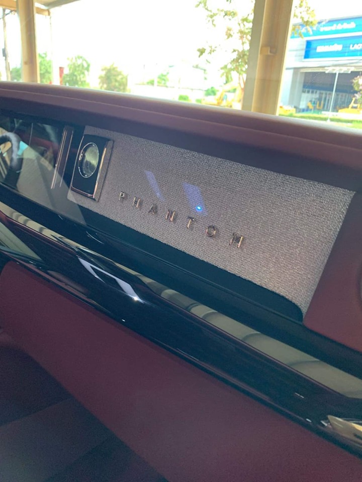 Chưa hết, b&ecirc;n trong khoang l&aacute;i của Rolls-Royce Phantom thế hệ thứ 8 cũng được thiết kế lại với điểm nhấn l&agrave; bảng t&aacute;p-l&ocirc; được trang tr&iacute; chi tiết mang t&ecirc;n gọi The Gallery kh&aacute; th&uacute; vị. Mẫu xe si&ecirc;u sang n&agrave;y cũng được trang bị 2 m&agrave;n h&igrave;nh m&agrave;u TFT 12,3 inch.