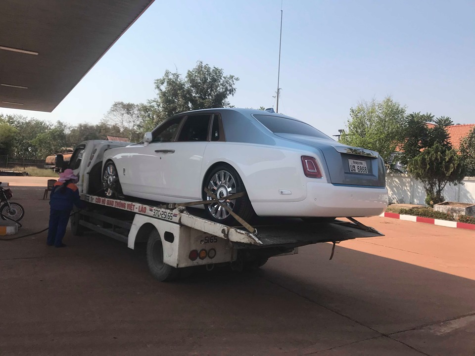 Chiếc xe si&ecirc;u sang Rolls-Royce Phantom VIII mang biển L&agrave;o v&agrave;o Việt Nam được vận chuyển bằng xe chuy&ecirc;n dụng biển số của tỉnh Nghệ An. Được biết l&agrave; trước khi về H&agrave; Nội, chiếc Rolls-Royce Phantom thế hệ thứ 8 đ&atilde; ở lại Nghệ An.
