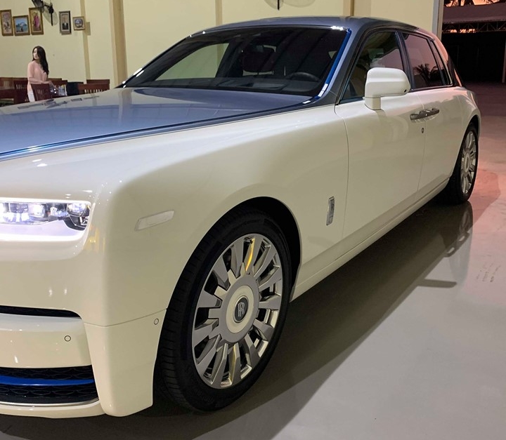 So với Rolls-Royce Phantom thế hệ thứ 7, mẫu xe si&ecirc;u sang Rolls-Royce Phantom thế hệ thứ 8 vẫn giữ d&aacute;ng thiết kế đặc trưng của d&ograve;ng xe Rolls-Royce nhưng được trang bị đ&ocirc;i mắt mới sắc sảo hơn v&agrave; ứng dụng c&ocirc;ng nghệ hiện đại như đ&egrave;n pha Laser kết hợp c&ugrave;ng dải đ&egrave;n LED chiếu s&aacute;ng ban ng&agrave;y. Biểu tượng thiếu phụ bay Spirit of Ecstasy nổi tiếng nằm cao hơn gần 12 mm tr&ecirc;n nắp cap&ocirc;.