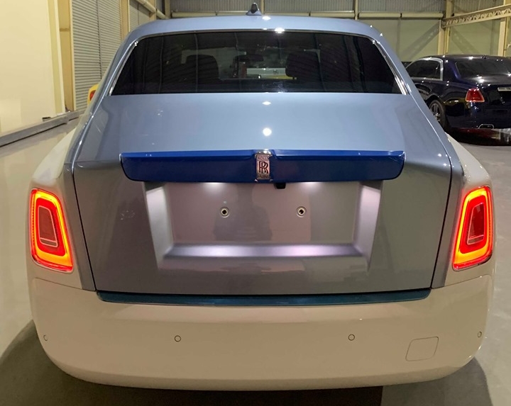 Đ&egrave;n hậu LED của Rolls-Royce Phantom thế hệ thứ 8 cũng được thiết kế mới gi&uacute;p người nh&igrave;n dễ d&agrave;ng nhận ra đ&acirc;u l&agrave; sự kh&aacute;c biệt giữa Rolls-Royce Phantom đời mới v&agrave; Rolls-Royce Phantom thế hệ thứ 7