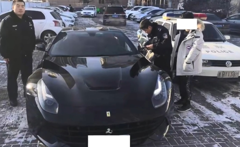 Chiếc siêu xe Ferrari F12 Berlinetta do Lin điều khiển