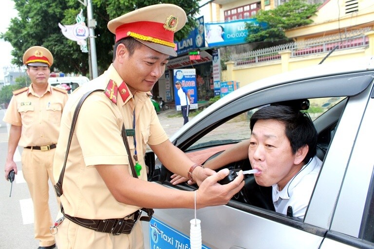Từ 1/1/2020, tài xế ướng rượu bia lái xe có thể bị phạt tới 40 triệu đồng và tịch thu bằng lái xe tới 2 năm