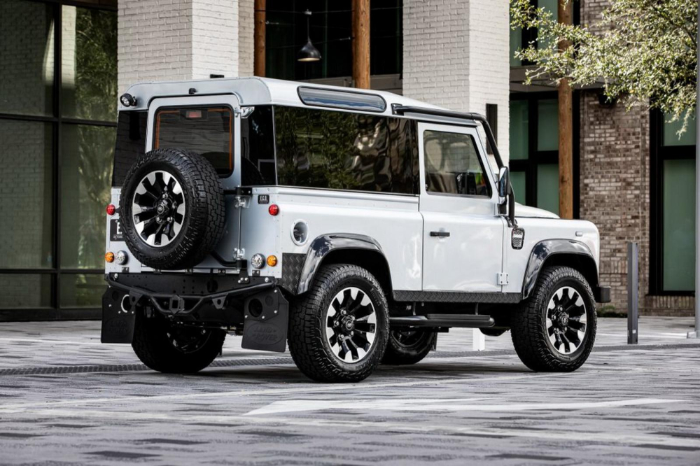 Phía sau của Land Rover Defender Project Blackcomb