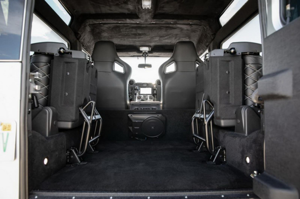 Không gian phía sau của Land Rover Defender Project Blackcomb