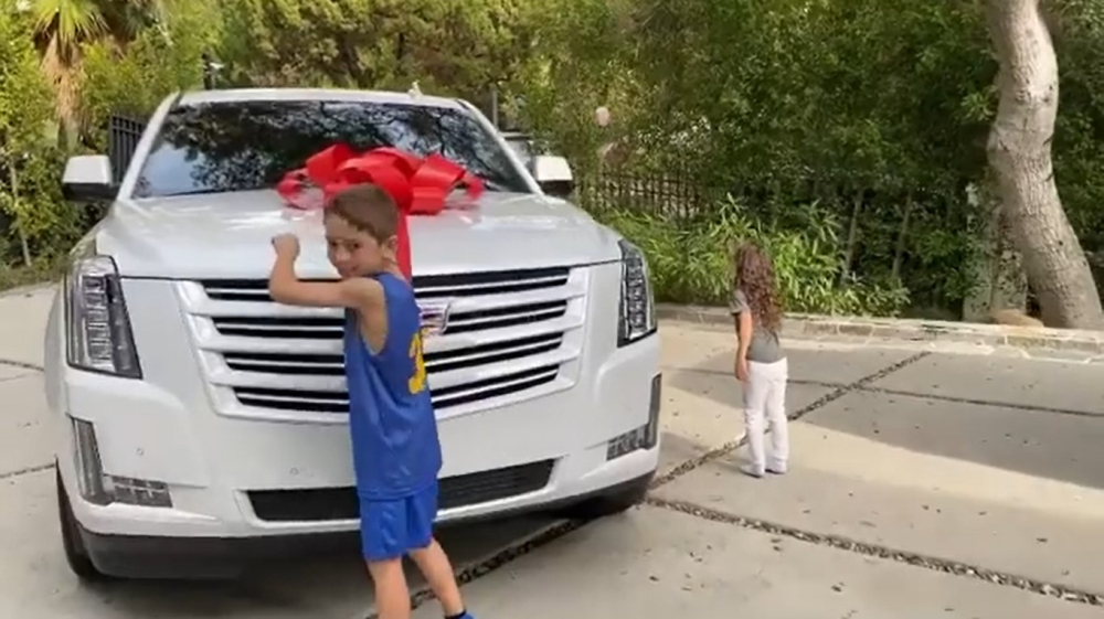 Chiếc Cadillac Escalade m&agrave;u trắng muốt d&agrave;nh cho chị d&acirc;u của The Rock