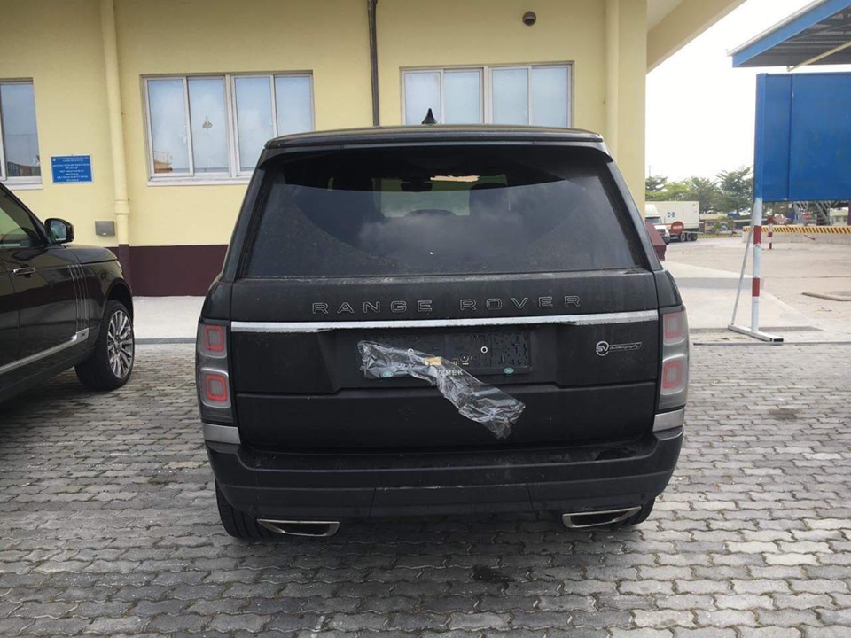 Thiết kế của Range Rover SVAutobiography 2019 so với đời cũ có sự khác biệt ở đèn pha Full LED, đèn hậu cũng được thiết kế lại. Khá đáng tiếc là Range Rover SVAutobiography 2019 sử dụng ống xả vuông vức thay cho cặp ống xả tròn ở đời cũ. Dòng chữ Range Rover phía trước đầu xe cũng không được dập chìm.