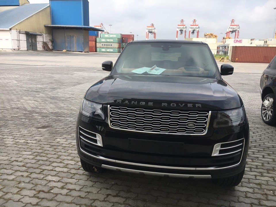 SUV hạng sang Range Rover SVAutobiography đời 2019 của đội Bình Phước mới tậu chính là phiên bản sang và đắt đỏ nhất của hãng xe LandRover tại thị trường Việt Nam.