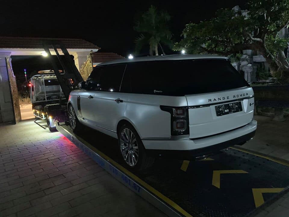 Có vẻ như màu trắng nhám hợp với phong thuỷ của chủ xe nên khi chiếc Range Rover SVAutobiography đời 2019 từ cảng về đã được chở sang một nơi chuyên làm đẹp cho các siêu xe và xe sang để dán đổi màu sang trắng nhám trước khi bàn giao cho chủ xe ở Bình Phước