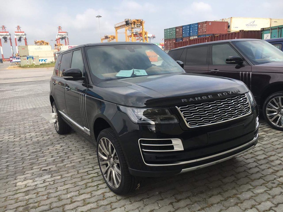 Theo thông tin chúng tôi có được, chiếc SUV hạng sang Range Rover SVAutobiography đời 2019 có ngoại thất màu trắng nhám mới về đội Bình Phước là một sản phẩm thay áo bằng đề-can. Nguyên bản xe có màu sơn zin là đen và nằm trong lô hàng 4 chiếc SUV vạn người mê mở công dịp cuối năm 2019.