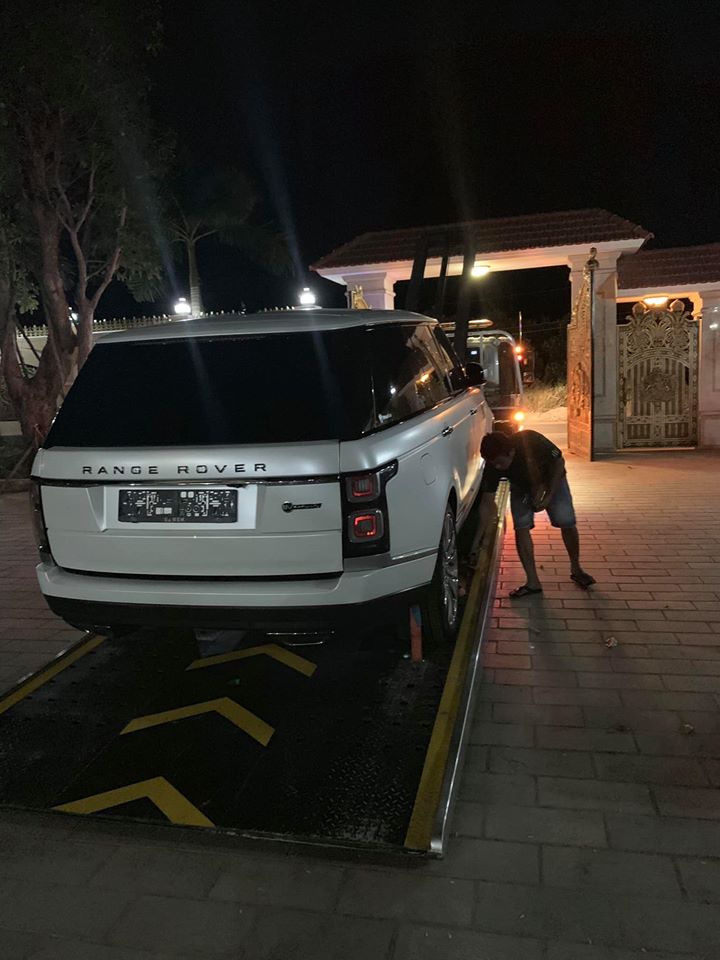 Mới đây, một người chuyên nhập khẩu các dòng siêu xe và SUV hạng sang về Việt Nam đã đăng tải hình ảnh một chiếc Range Rover SVAutobiography đời 2019 được vận chuyển bằng xe chuyên dụng về tỉnh Bình Phước để bàn giao cho chủ nhân trước năm Canh Tý 2020. Nhiều khả năng là việc bàn giao xe diễn ra vào tối hôm qua, ngày 31 tháng 12 năm 2019.