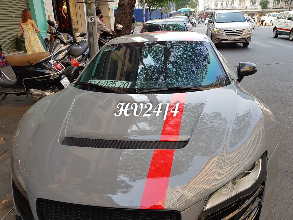 Kh&ocirc;ng chỉ thế, bộ &aacute;o mới tr&ecirc;n chiếc si&ecirc;u xe Audi R8 độ body kit th&acirc;n rộng Prior Design c&ograve;n c&oacute; th&ecirc;m sọc m&agrave;u đỏ k&eacute;o d&agrave;i từ nắp cap&ocirc;
