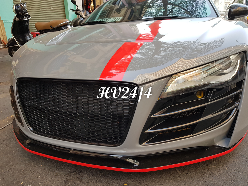 Mặt tiền si&ecirc;u ngầu của Audi R8 độ body kit th&acirc;n rộng Prior Design độc nhất Việt Nam. Phần c&aacute;nh lướt gi&oacute; ph&iacute;a trước d&aacute;n th&ecirc;m sọc m&agrave;u đỏ