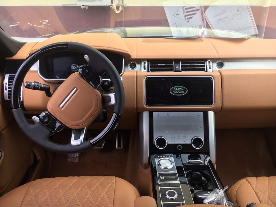 Bên trong khoang lái của Range Rover SVAutobiography 2019 còn có các trang bị nổi bật như hệ thống giải trí InControl Touch Pro Duo sử dụng 2 màn hình cảm ứng 10 inch trên bảng điều khiển trung tâm. Hàng ghế sau có thêm 2 màn hình giải trí, đồng hồ Zenith, bàn làm việc và hộc đựng đồ lớn khá tiện ích.
