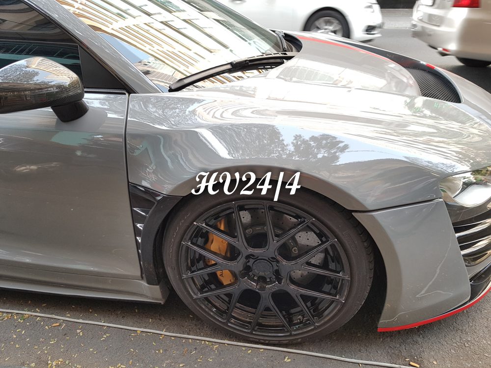  Cuối c&ugrave;ng, chiếc si&ecirc;u xe Audi R8 độ body kit th&acirc;n rộng Prior Design c&ograve;n c&oacute; bộ m&acirc;m độ ADV.1 được sơn m&agrave;u đen phối c&ugrave;ng kẹp phanh m&agrave;u v&agrave;ng đồng bắt mắt. 