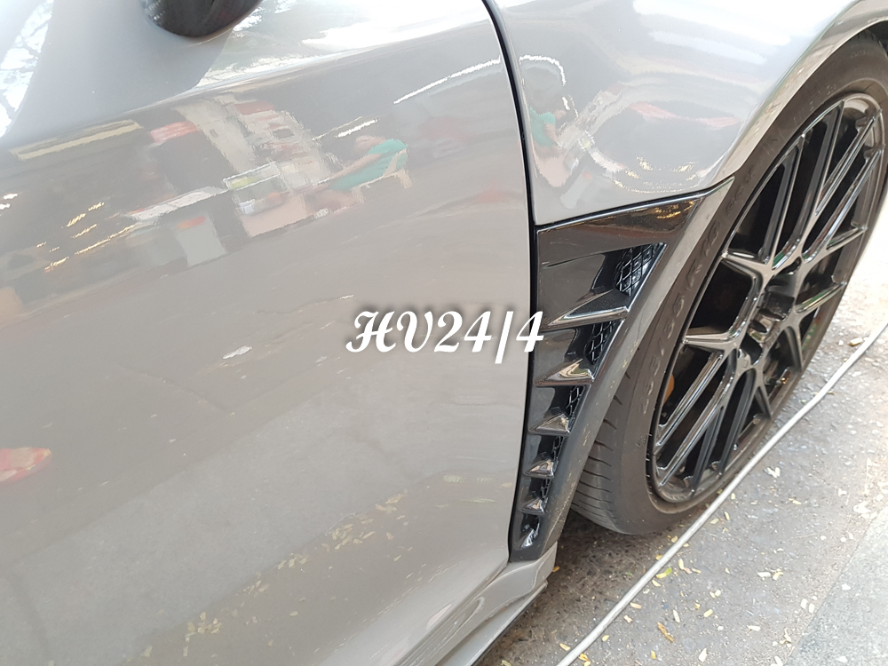 Phần v&egrave; b&ecirc;n h&ocirc;ng b&aacute;nh trước được tạo h&igrave;nh th&ecirc;m c&aacute;c nan c&aacute; hốc gi&oacute; rất dữ dằn