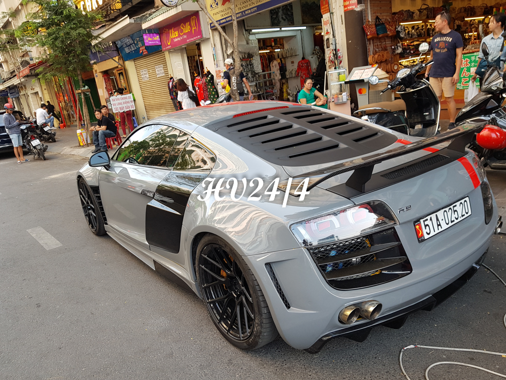 Được biết, ban đầu chiếc si&ecirc;u xe Audi R8 n&agrave;y c&ograve;n được th&ocirc;ng n&ograve;ng khối động cơ V8, dung t&iacute;ch 4.2 l&iacute;t, phun xăng trực tiếp FSI nguy&ecirc;n bản của xe bằng việc lắp th&ecirc;m bộ tăng &aacute;p k&eacute;p của h&atilde;ng Heffner Performance cũng như trang bị th&ecirc;m một số đồ chơi như hệ thống l&agrave;m m&aacute;t, lọc gi&oacute; v&agrave; điều chỉnh lại cả ECU của si&ecirc;u xe độ n&agrave;y.