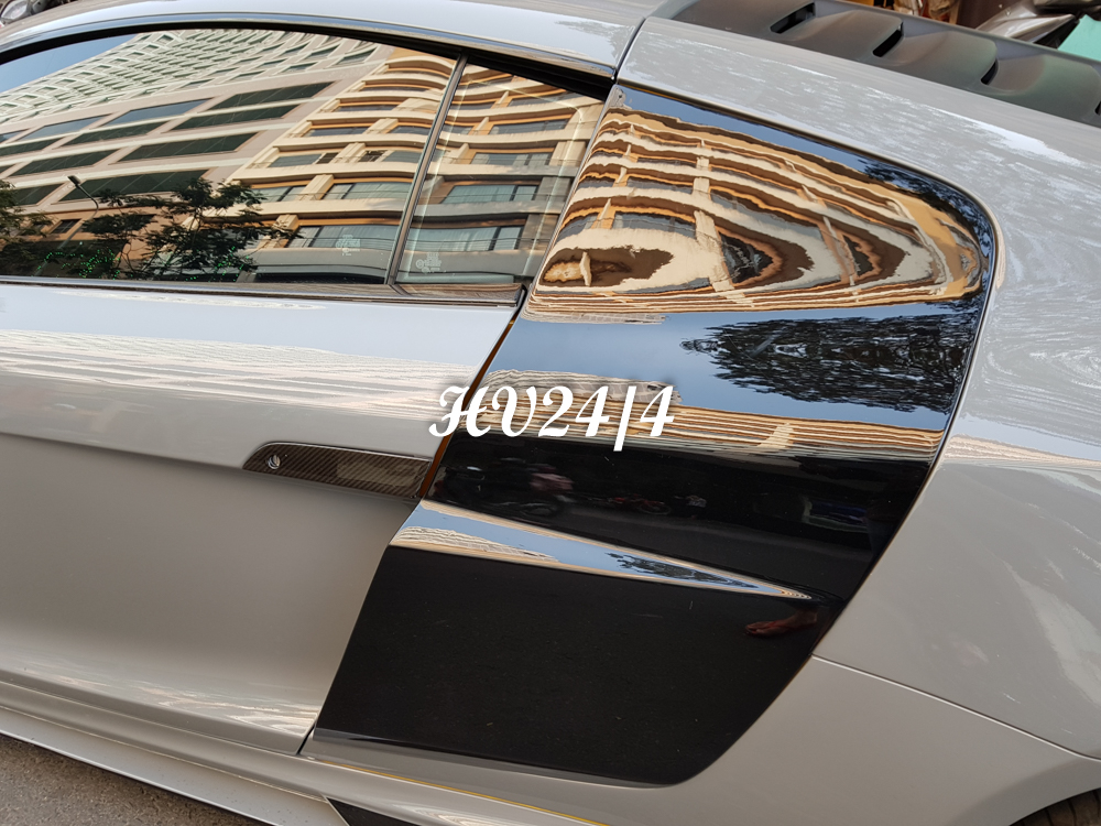 Ngoại thất chiếc Audi R8 V8 đời cũ n&agrave;y được bổ sung th&ecirc;m g&oacute;i độ body kit th&acirc;n rộng Prior Design mang đến d&aacute;ng vẻ hầm hố hơn so với xe nguy&ecirc;n bản.