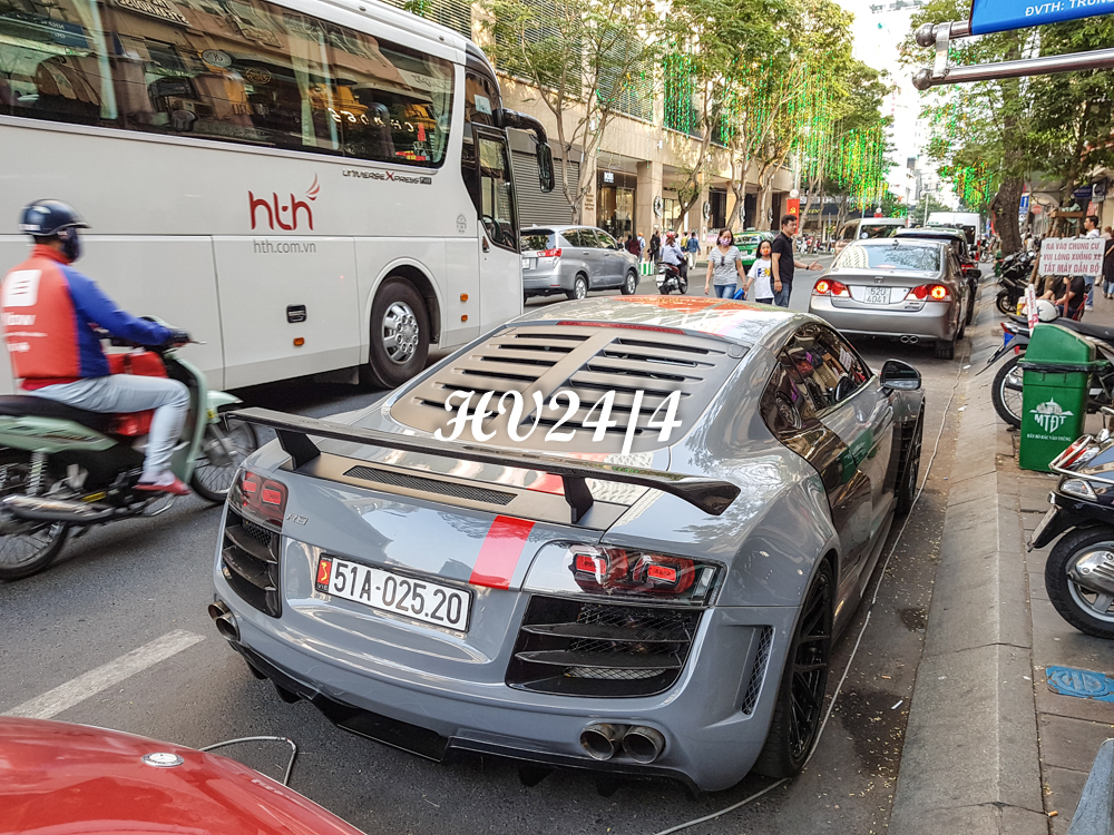 Kh&aacute; th&uacute; vị l&agrave; v&agrave;o th&aacute;ng 8 năm 2018, chiếc si&ecirc;u xe Audi R8 độ body kit th&acirc;n rộng Prior Design cũng đ&atilde; được nh&igrave;n thấy kho&aacute;c bộ &aacute;o x&aacute;m xi-măng. Tuy nhi&ecirc;n, bộ &aacute;o lần n&agrave;y c&oacute; độ b&oacute;ng v&agrave; ho&agrave;n thiện cao hơn.