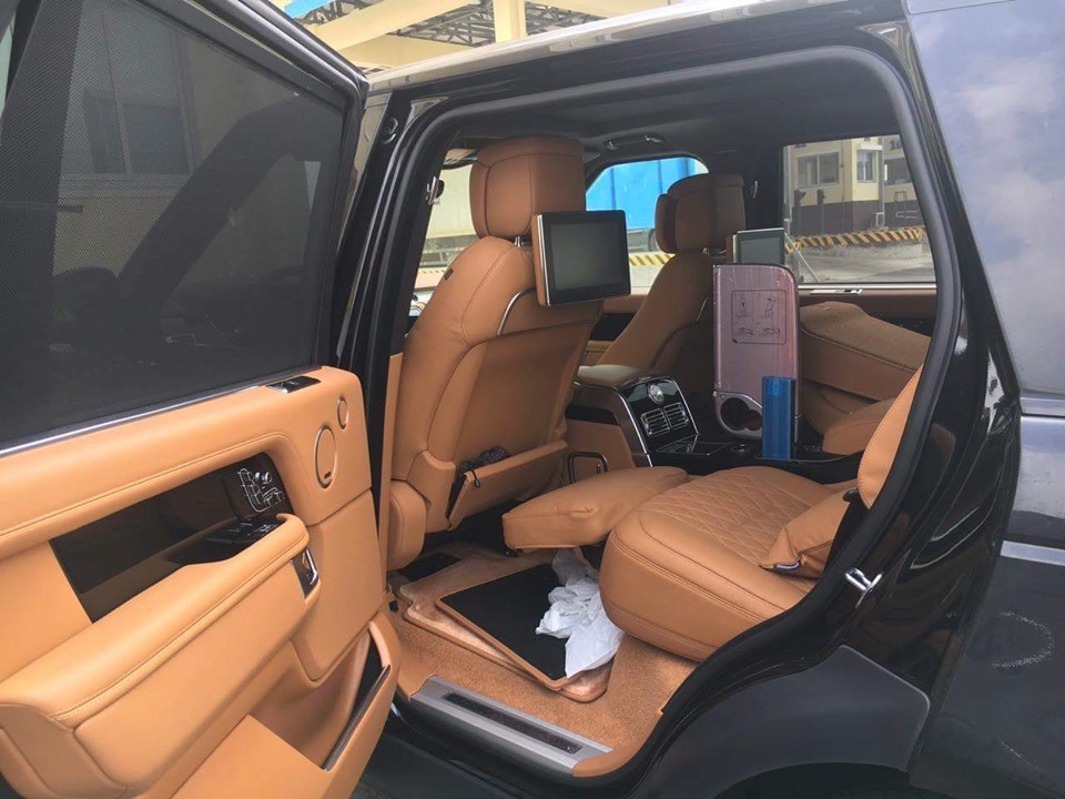 Thuộc phiên bản bốn chỗ ngồi, vì thế, chiếc SUV hạng sang Range Rover SVAutobiography 2019 của doanh nhân Bình Phước mới mua có hàng ghế sau độc lập, thương gia với bệ đỡ chân kèm chức năng sưởi và điều chỉnh 22 hướng khác nhau.