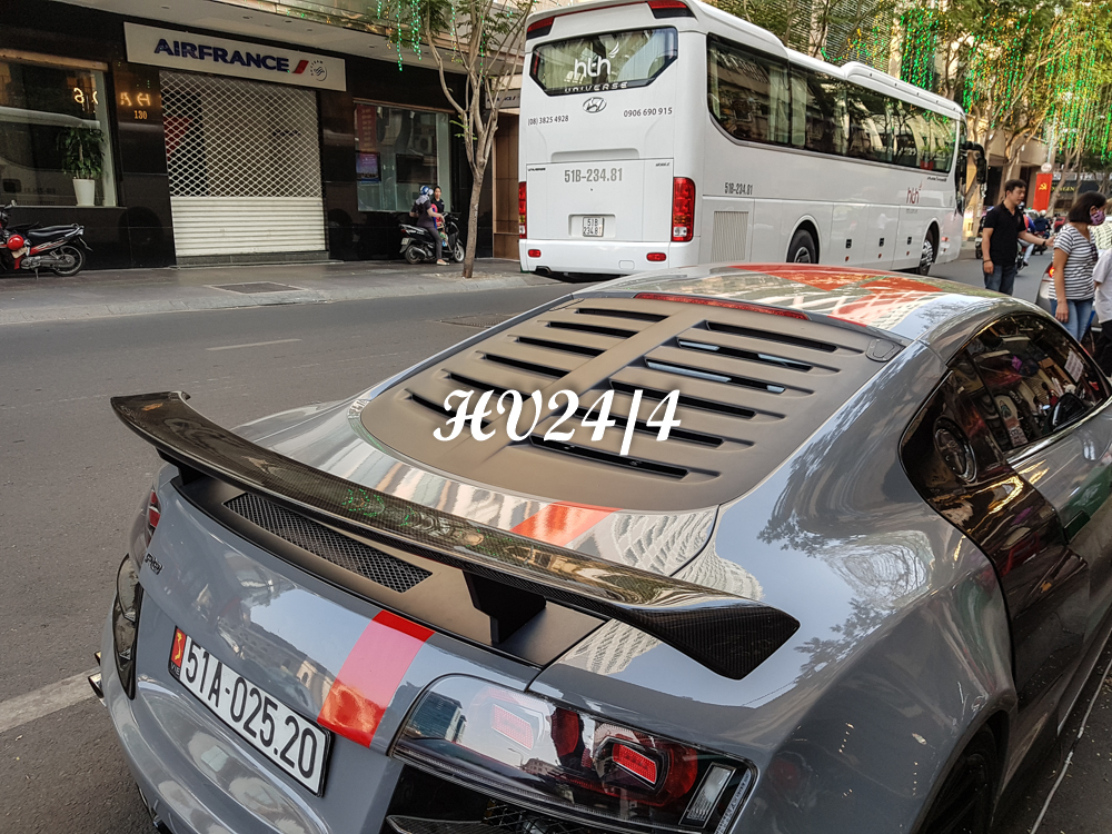 V&agrave; v&ograve;ng xuống đu&ocirc;i si&ecirc;u xe Audi R8 độ body kit th&acirc;n rộng Prior Design để tạo điểm nhấn.