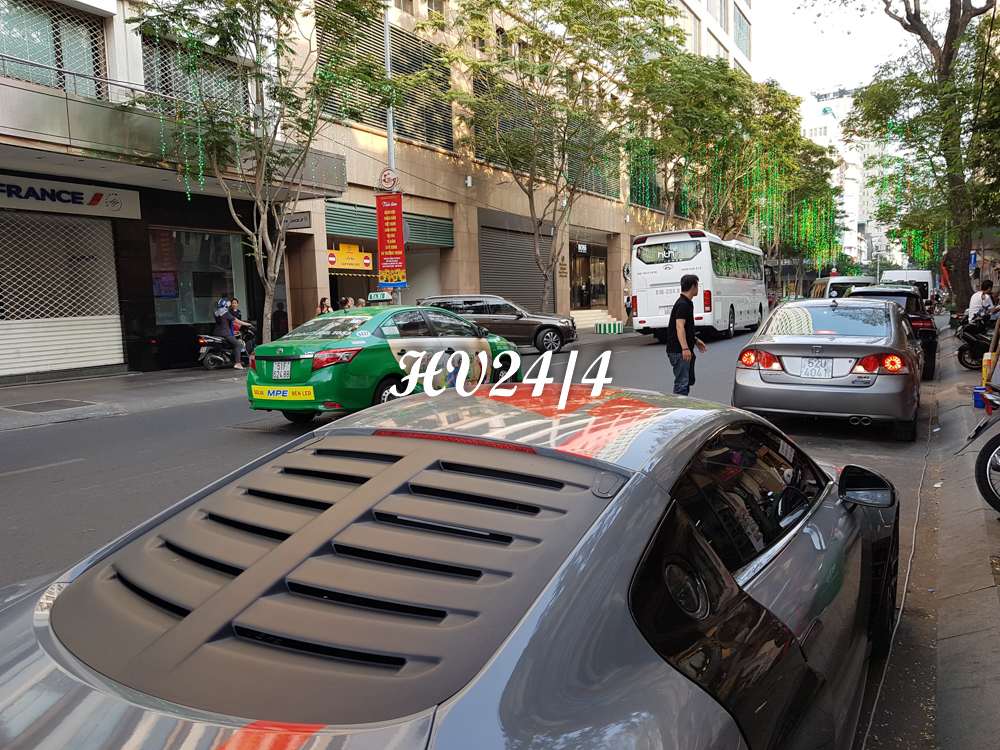 bộ &aacute;o mới tr&ecirc;n chiếc si&ecirc;u xe Audi R8 độ body kit th&acirc;n rộng Prior Design c&ograve;n c&oacute; th&ecirc;m sọc m&agrave;u đỏ tr&ecirc;n trần xe