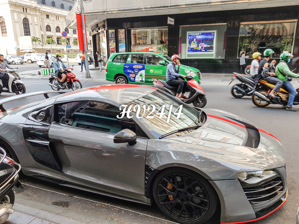 Hiện tại, để mừng năm Canh T&yacute; 2020, chủ xe đ&atilde; d&aacute;n đổi m&agrave;u chiếc Audi R8 độ body kit th&acirc;n rộng Prior Design th&agrave;nh x&aacute;m xi măng c&ugrave;ng với c&aacute;c sọc m&agrave;u đỏ để tạo điểm nhấn.
