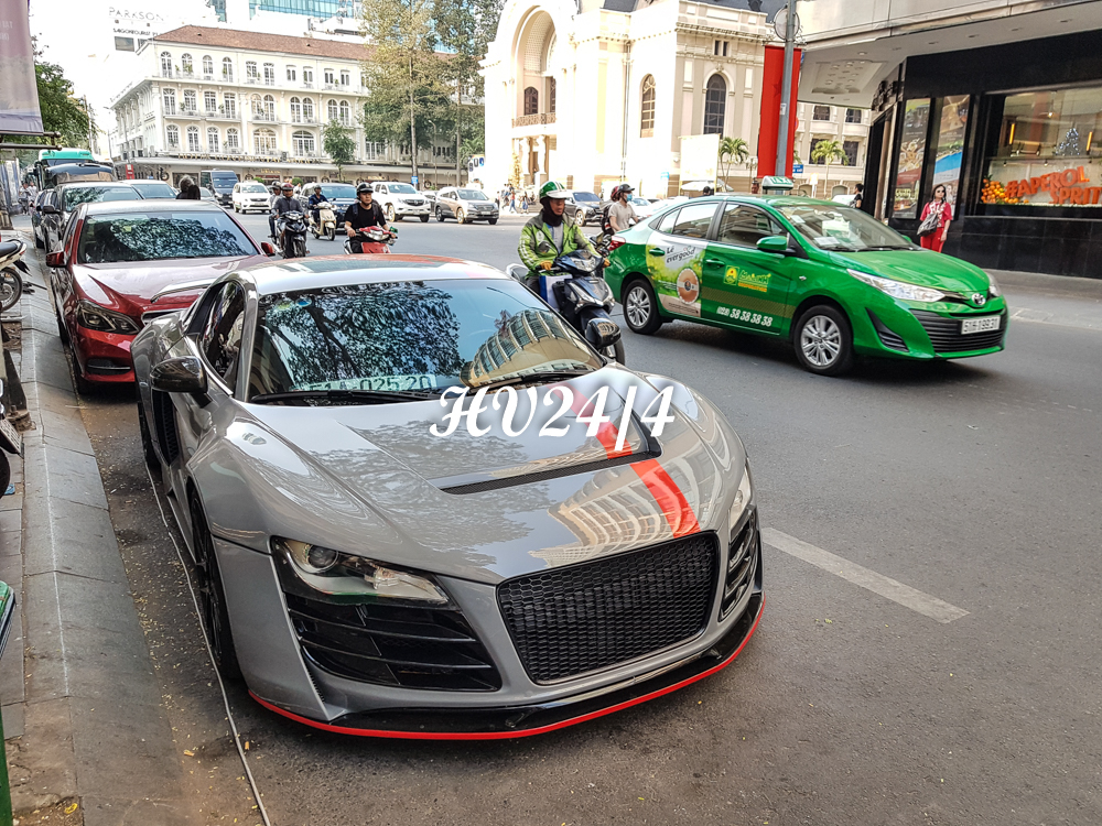 L&uacute;c mới c&oacute; mặt tại Việt Nam, chiếc si&ecirc;u xe Audi R8 độ body kit th&acirc;n rộng Prior Design mang ngoại thất m&agrave;u trắng, sau nhiều lần thay &aacute;o đề-can v&agrave; cả sơn đổi m&agrave;u, chiếc xe n&agrave;y về m&agrave;u v&agrave;ng rực bắt mắt.