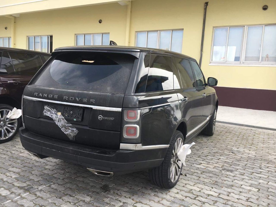 Ngoại hình của Range Rover SVAutobiography 2019 so với các phiên bản Range Rover đời 2018 đang có mặt tại Việt Nam có sự khác biệt ở logo SVAutobiography phía đuôi xe, ở giữa hai cửa xe là logo Special Vehicle. Mỗi chiếc xe có thêm cặp ly khắc dòng chữ SVAutobiography.