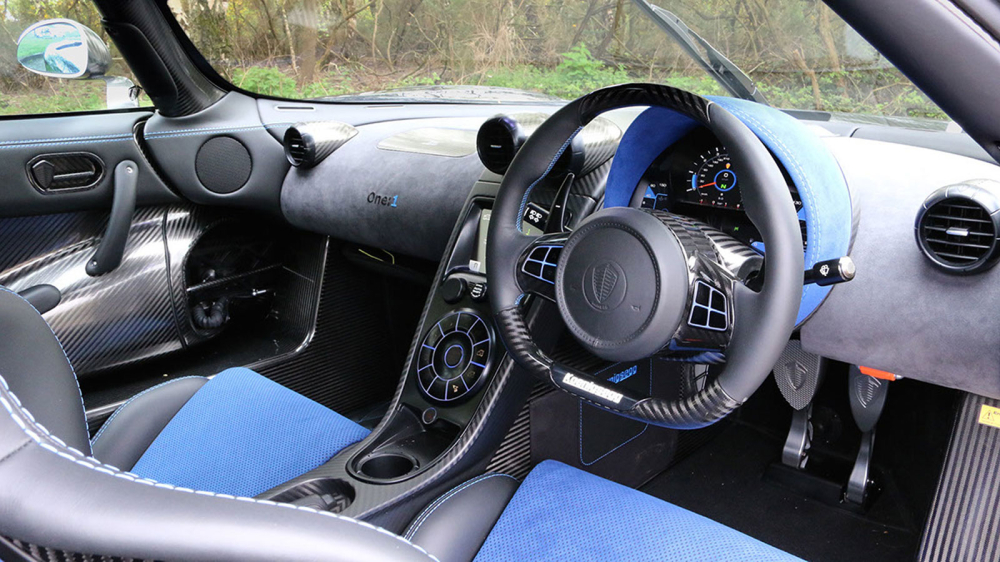 Nội thất bên trong chiếc Koenigsegg One:1 với vô lăng bên phải Nội thất bên trong chiếc Koenigsegg One:1 với vô lăng bên phải