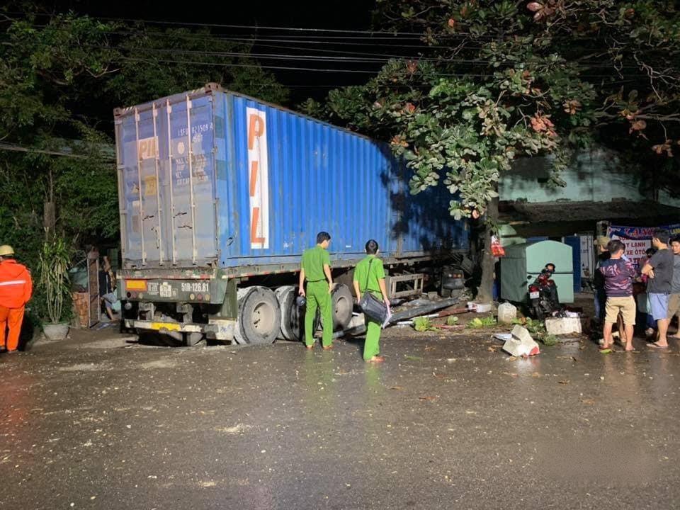 Chiếc xe container t&ocirc;ng v&agrave;o 2 ng&ocirc;i nh&agrave; b&ecirc;n đường