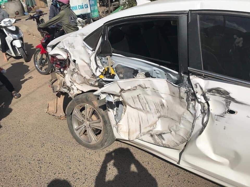 Chiếc &ocirc; t&ocirc; con m&agrave;u trắng bị hư hỏng b&ecirc;n sườn v&agrave; g&atilde;y trục sau