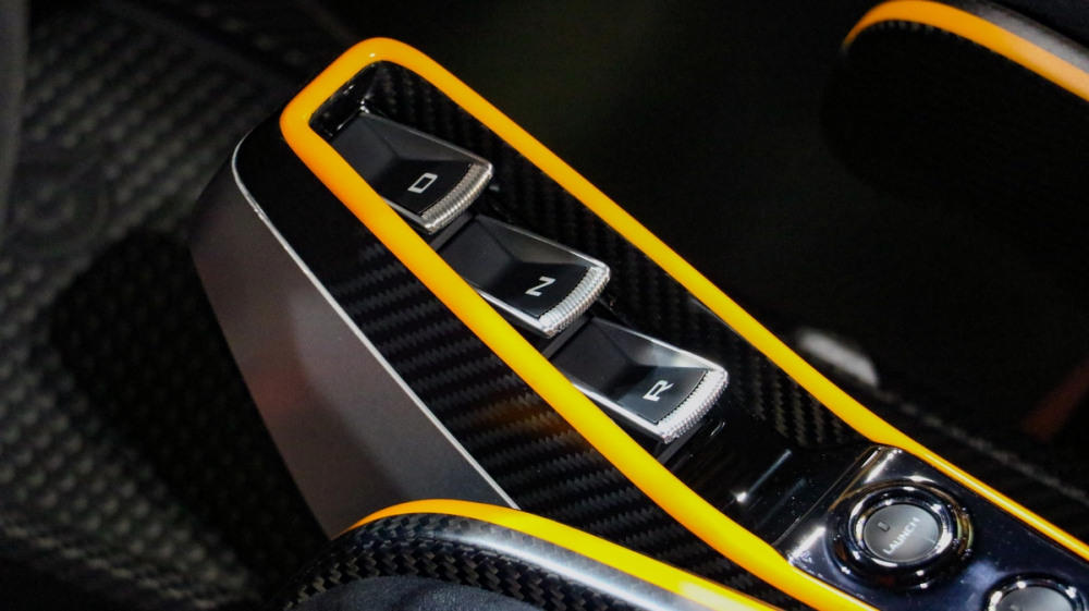 Khoang l&aacute;i xe c&oacute; c&aacute;c chi tiết carbon v&agrave; m&agrave;u cam tạo điểm nhấn