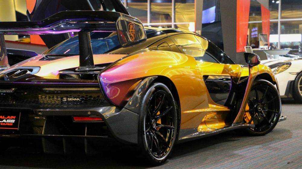 Việc đại l&yacute; si&ecirc;u xe Al Ain Class Motors c&oacute; trong tay một số &iacute;t xe McLaren Senna sở hữu m&agrave;u sơn Cerberus Pearl kh&ocirc;ng qu&aacute; bất ngờ. L&yacute; do l&agrave; đ&acirc;y l&agrave; 1 trong những đại l&yacute; b&aacute;n si&ecirc;u xe h&agrave;ng đầu tr&ecirc;n thế giới cũng như c&oacute; đầy đủ c&aacute;c phi&ecirc;n bản si&ecirc;u xe từ thương mại cho đến cực hiếm.