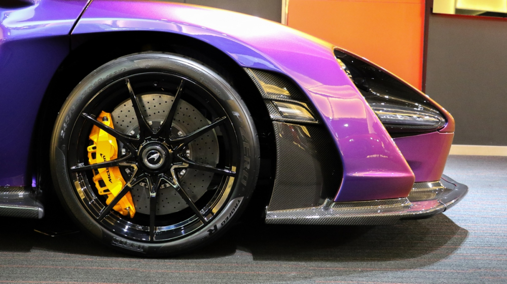 Chưa hết, chiếc si&ecirc;u xe McLaren Senna mang m&agrave;u Cerberus Pearl c&ograve;n c&oacute; bộ m&acirc;m 5 chấu k&eacute;p si&ecirc;u nhẹ sơn m&agrave;u đen b&oacute;ng kết hợp c&ugrave;ng kẹp phanh m&agrave;u v&agrave;ng.