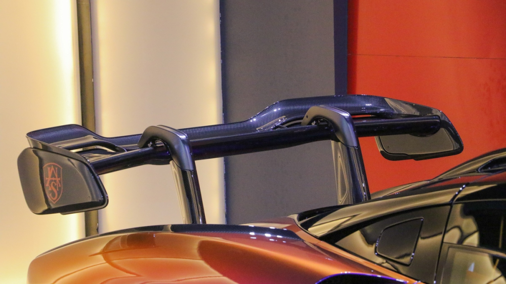 C&aacute;nh gi&oacute; đu&ocirc;i ph&iacute;a sau của si&ecirc;u xe McLaren Senna mang m&agrave;u Cerberus Pearl