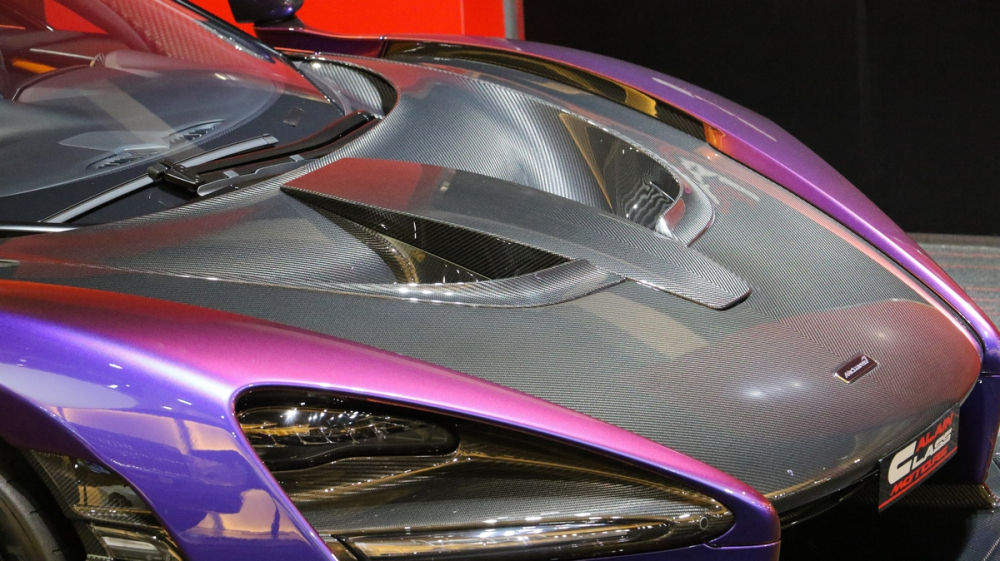 Chẳng hạn như phần nắp cap&ocirc; của xe bằng carbon b&oacute;ng. Một số chi tiết kh&aacute;c tr&ecirc;n chiếc si&ecirc;u xe McLaren Senna mang m&agrave;u Cerberus Pearl cũng được ho&agrave;n th&agrave;nh với sợi carbon để giảm trọng lượng cho xe cũng như mang đến c&aacute;i nh&igrave;n hấp dẫn hơn.
