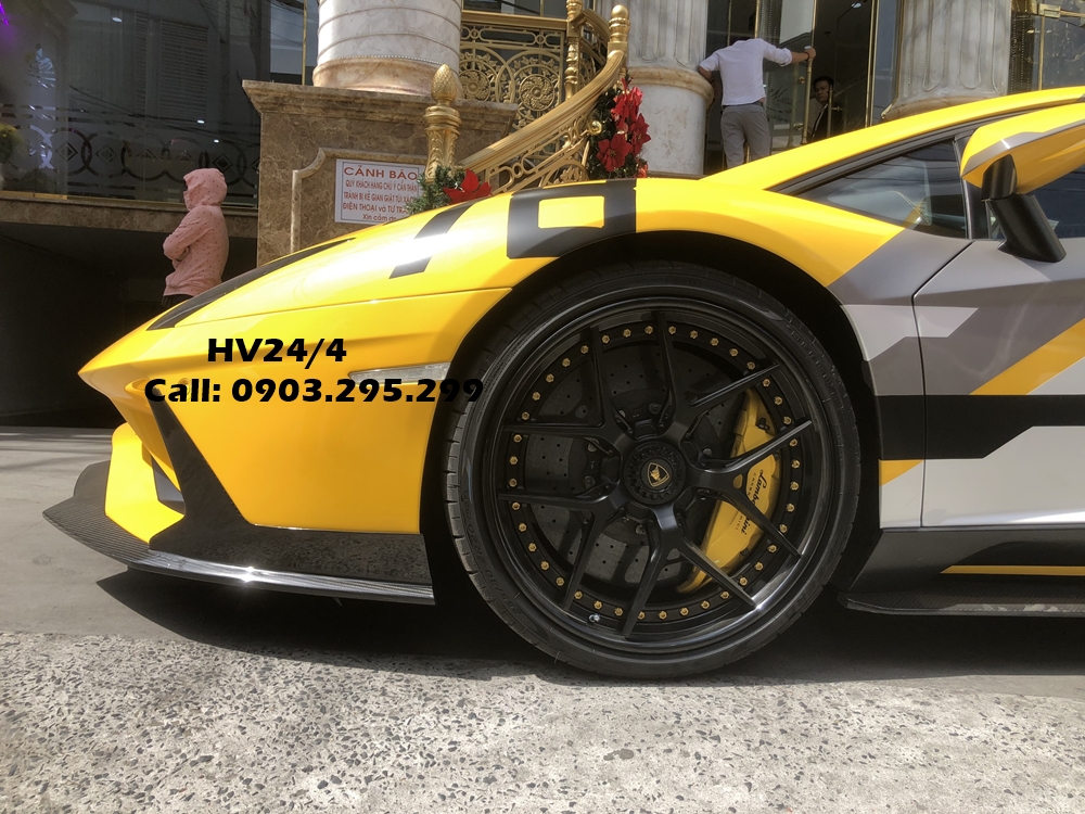 Điểm ấn tượng cuối c&ugrave;ng ở ngoại h&igrave;nh chiếc si&ecirc;u xe Lamborghini Aventador S LP740-4 của doanh nh&acirc;n quận 12 ch&iacute;nh l&agrave; bộ m&acirc;m độ Vossen S21-01 c&oacute; thiết kế 5 chấu k&eacute;p sơn đen c&ugrave;ng c&aacute;c con ốc v&agrave; kẹp phanh sơn v&agrave;ng nổi bật.