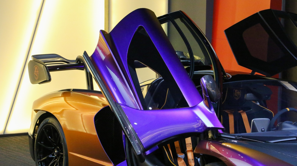 Chiếc McLaren Senna n&agrave;y c&oacute; th&ecirc;m tuỳ chọn k&iacute;nh trong suốt ở cửa xe