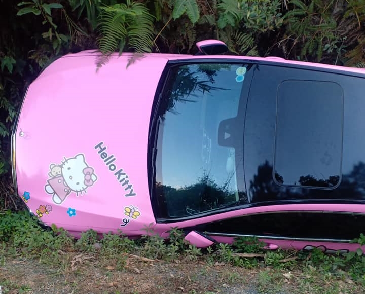 Chiếc xe sang Mercedes-Benz C200 gặp nạn khoác bộ áo màu hồng cùng nhân vật Hello Kitty Chiếc xe sang Mercedes-Benz C200 gặp nạn khoác bộ áo màu hồng cùng nhân vật Hello Kitty