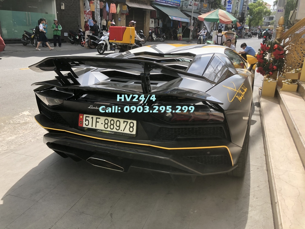 Ri&ecirc;ng phần c&aacute;nh gi&oacute; đu&ocirc;i xe của chiếc si&ecirc;u xe Lamborghini Aventador S LP740-4 được trang bị của h&atilde;ng độ DMC. Chưa hết, trước đ&oacute;, doanh nh&acirc;n quận 12 c&ograve;n đầu tư cho si&ecirc;u xe Lamborghini Aventador S LP740-4 độc nhất Việt Nam ống xả độ si&ecirc;u hiếm của Ryft. Khẩu ph&aacute;o n&agrave;y c&oacute; t&ecirc;n gọi đầy đủ l&agrave; Ryft Titanium Race chỉ giới hạn khoảng 18 bộ tr&ecirc;n thế giới v&agrave; c&oacute; gi&aacute; gần 190 triệu đồng tại Mỹ. 