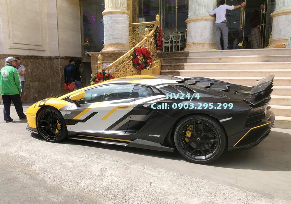 Cận cảnh chiếc si&ecirc;u xe Lamborghini Aventador S LP740-4 của doanh nh&acirc;n quận 12 sau khi được n&acirc;ng cấp g&oacute;i độ body kit carbon cũng như tem xe mới v&agrave; bộ v&agrave;nh Vossen S21-01