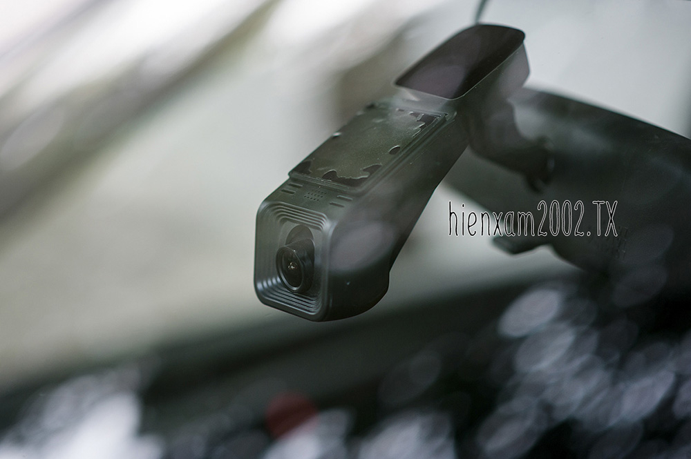 Camera h&agrave;nh tr&igrave;nh th&ocirc;ng minh t&iacute;ch hợp cảnh b&aacute;o lệch l&agrave;n đường, cảnh b&aacute;o va chạm sớm đi k&egrave;m với m&agrave;n h&igrave;nh Android.