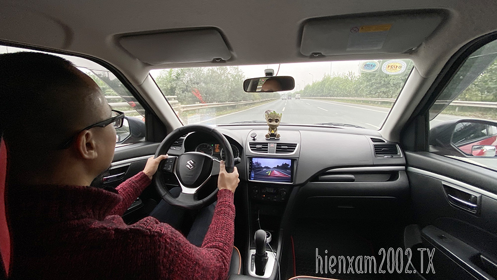 Với m&agrave;n h&igrave;nh Android đa chức năng c&ugrave;ng camera h&agrave;nh tr&igrave;nh th&ocirc;ng minh, một chiếc xe hơi đời cũ đ&atilde; trở n&ecirc;n hiện đại hơn, tiện nghi hơn v&agrave; an to&agrave;n hơn.