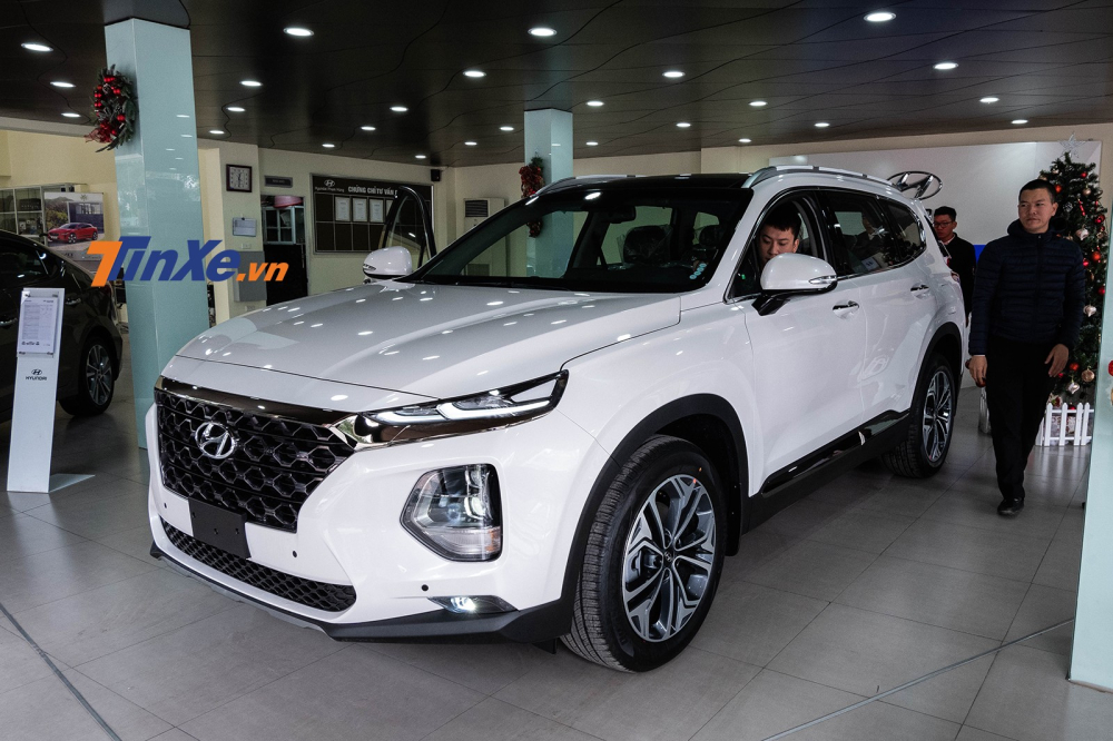 Hyundai Santa Fe&nbsp;&iacute;t khi được khuyến m&atilde;i do c&oacute; sức b&aacute;n kh&aacute; tốt, thường xuy&ecirc;n nằm trong t&igrave;nh trạng khan h&agrave;ng