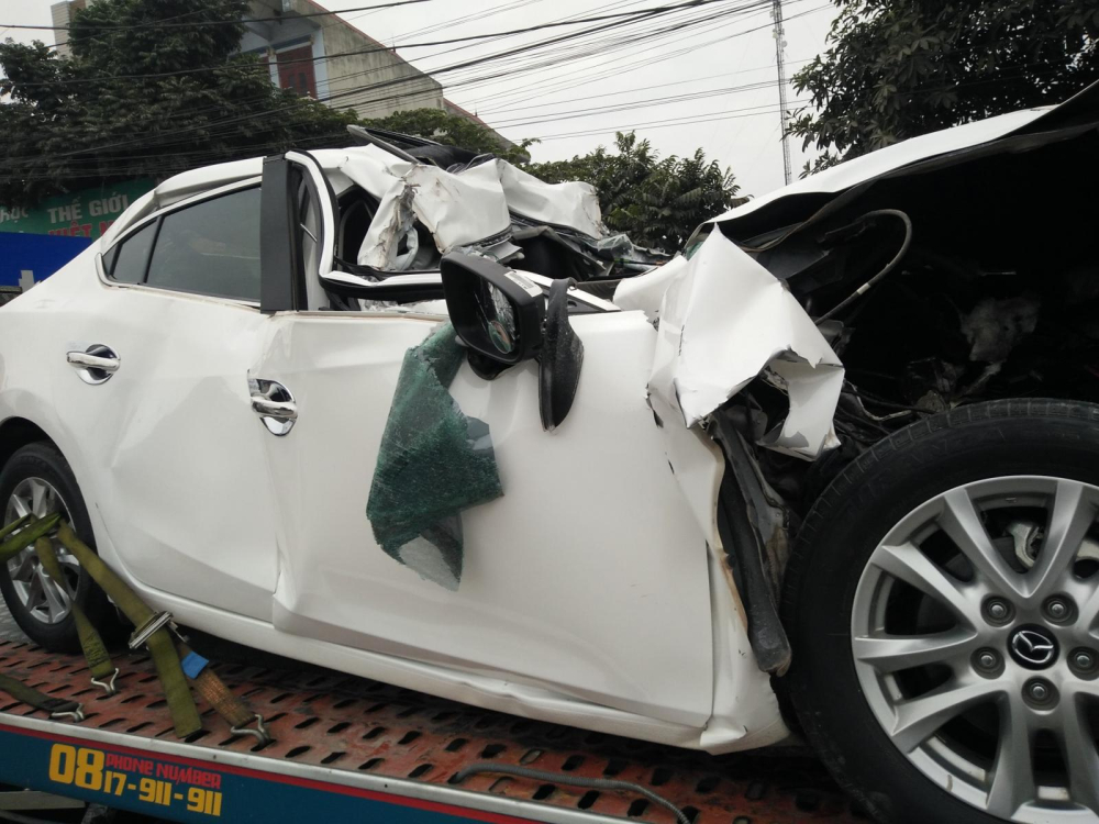 Chiếc &ocirc; t&ocirc; Mazda3 n&agrave;y được cho l&agrave; đ&atilde; g&acirc;y tai nạn rồi bỏ chạy trước khi t&ocirc;ng v&agrave;o chiếc xe ben